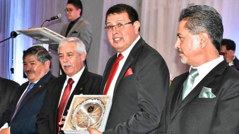 CADECO renueva directorio y entrega reconocimiento a Gerente de COBOCE R.L.