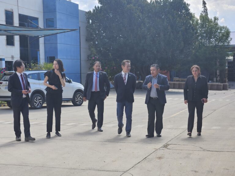 Cerámica Coboce recibe la visita del embajador de Japón en su planta de Sacaba